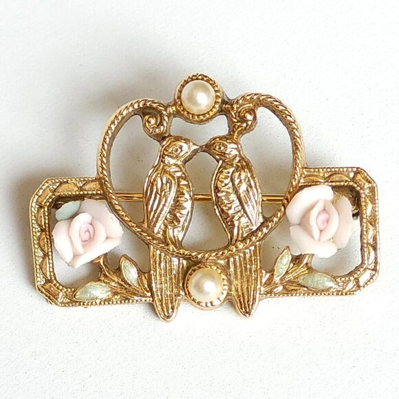 SWEET LOVE BIRDS Pin Brooch Gold Tone VINTAGE - Picture 1 of 2